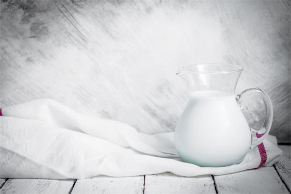 牛奶会助长湿气吗，湿气重的人为什么不能喝牛奶